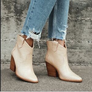 NWT Chinese Laundry Bonnie Croc Bootie Cream Western Ankle Boots 9.5
